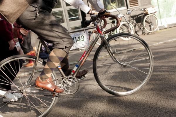 ドレスコードは“ツイード”、ロンドン発の自転車イベント「ツイードラン 東京」開催、12月は繊維産地・尾州