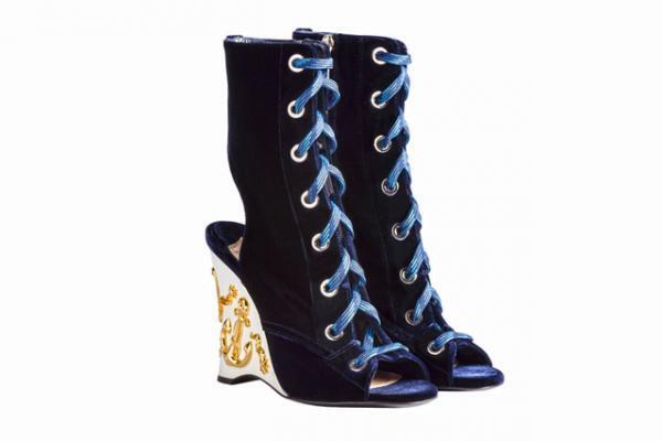 プラダが新宿伊勢丹でシューズのポップアップ！注目は2種類のレースを使い分けて楽しめる新作ブーツ