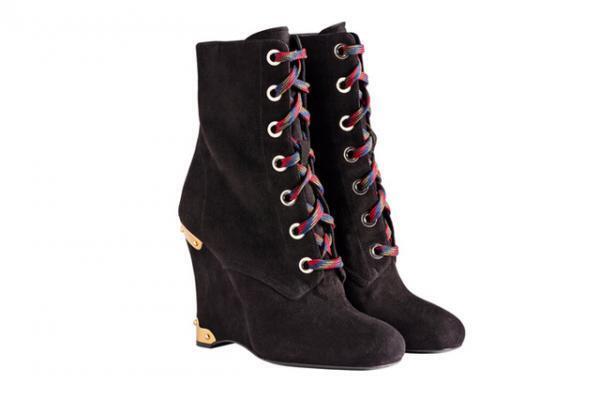 プラダが新宿伊勢丹でシューズのポップアップ！注目は2種類のレースを使い分けて楽しめる新作ブーツ