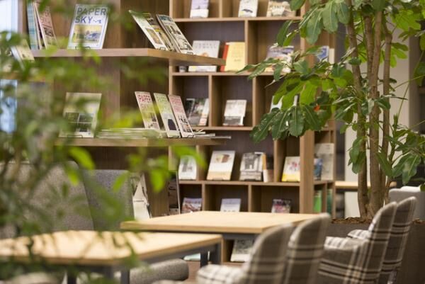 三越伊勢丹が南青山に1000冊の本に囲まれた会員制サロンを新規オープン。<div class=