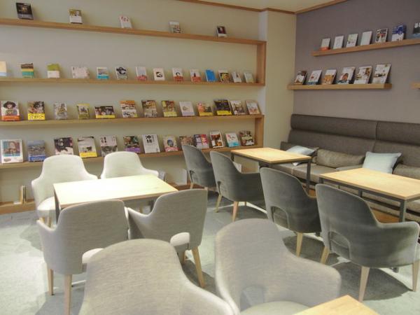 三越伊勢丹が南青山に1000冊の本に囲まれた会員制サロンを新規オープン。限定セミナーやワークショップも開催