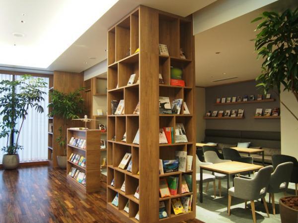 三越伊勢丹が南青山に1000冊の本に囲まれた会員制サロンを新規オープン。限定セミナーやワークショップも開催