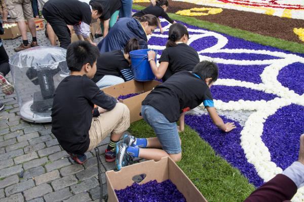 花で敷き詰められた巨大カーペットが広場に出現！ベルギーと日本の友情を祝う