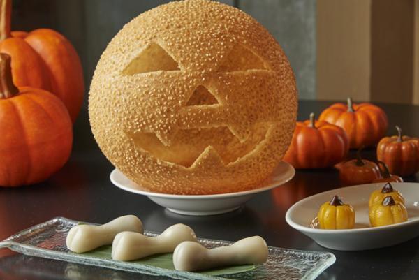 注射器を使った奇妙な色のカクテルや、大きなカボチャのごま風船が登場！グランド ハイアット 東京のハロウィン