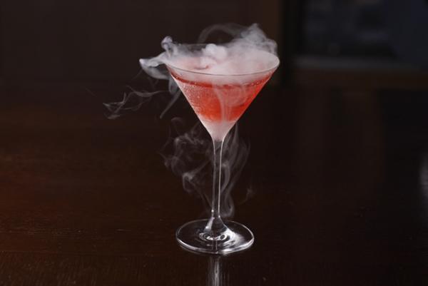 注射器を使った奇妙な色のカクテルや、大きなカボチャのごま風船が登場！グランド ハイアット 東京のハロウィン