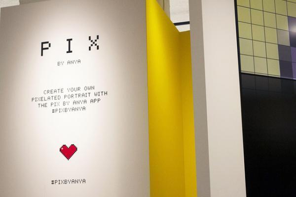 コンピュータは夢を見る？アニヤ・ハインドマーチの“ピクセルと色”に染まる6日間限りのポップアップ