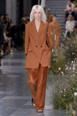 ポール・スミス、ドレスの上で咲き誇る花々とミューテッドな色遣い【17SSウィメンズ】