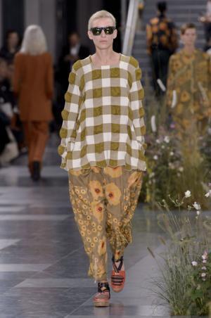 ポール・スミス、ドレスの上で咲き誇る花々とミューテッドな色遣い【17SSウィメンズ】