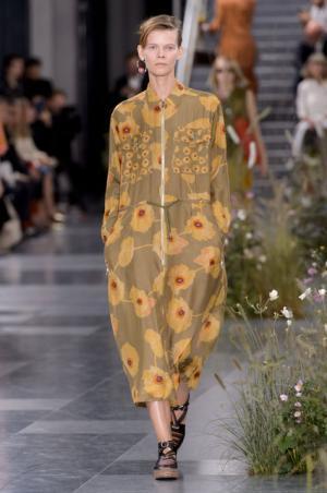 ポール・スミス、ドレスの上で咲き誇る花々とミューテッドな色遣い【17SSウィメンズ】