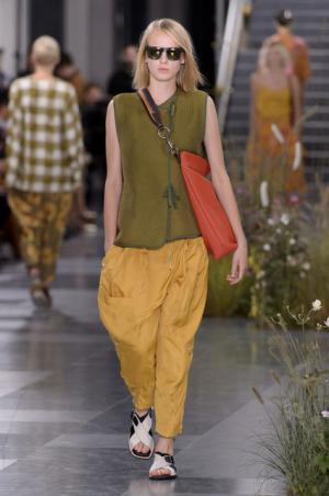 ポール・スミス、ドレスの上で咲き誇る花々とミューテッドな色遣い【17SSウィメンズ】