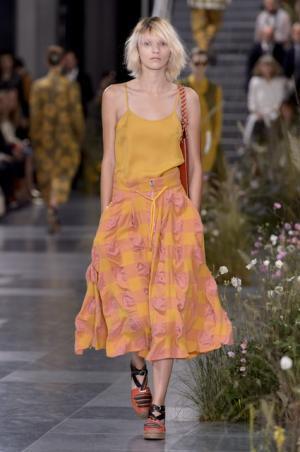 ポール・スミス、ドレスの上で咲き誇る花々とミューテッドな色遣い【17SSウィメンズ】