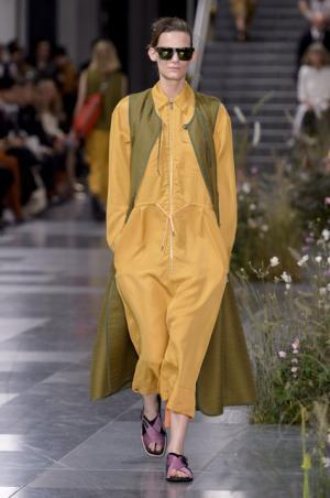 ポール・スミス、ドレスの上で咲き誇る花々とミューテッドな色遣い【17SSウィメンズ】