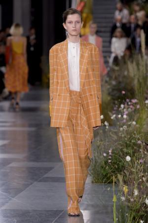 ポール・スミス、ドレスの上で咲き誇る花々とミューテッドな色遣い【17SSウィメンズ】