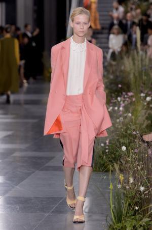 ポール・スミス、ドレスの上で咲き誇る花々とミューテッドな色遣い【17SSウィメンズ】