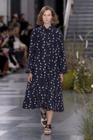 ポール・スミス、ドレスの上で咲き誇る花々とミューテッドな色遣い【17SSウィメンズ】