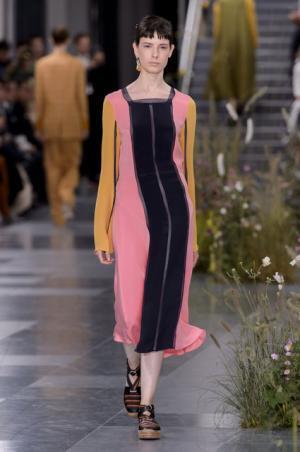 ポール・スミス、ドレスの上で咲き誇る花々とミューテッドな色遣い【17SSウィメンズ】