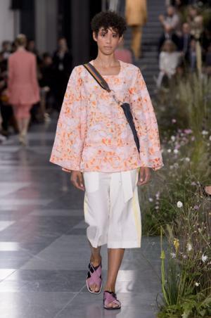 ポール・スミス、ドレスの上で咲き誇る花々とミューテッドな色遣い【17SSウィメンズ】