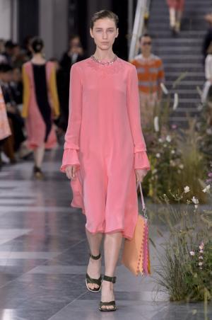 ポール・スミス、ドレスの上で咲き誇る花々とミューテッドな色遣い【17SSウィメンズ】