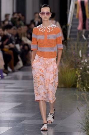 ポール・スミス、ドレスの上で咲き誇る花々とミューテッドな色遣い【17SSウィメンズ】