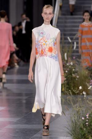 ポール・スミス、ドレスの上で咲き誇る花々とミューテッドな色遣い【17SSウィメンズ】