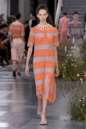 ポール・スミス、ドレスの上で咲き誇る花々とミューテッドな色遣い【17SSウィメンズ】