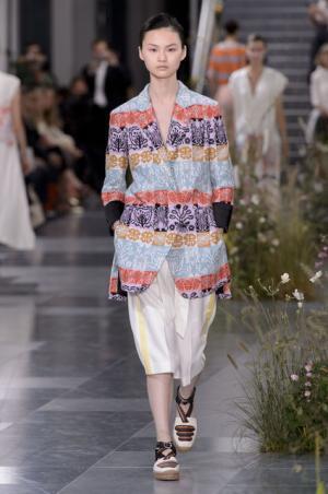 ポール・スミス、ドレスの上で咲き誇る花々とミューテッドな色遣い【17SSウィメンズ】