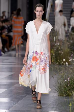 ポール・スミス、ドレスの上で咲き誇る花々とミューテッドな色遣い【17SSウィメンズ】