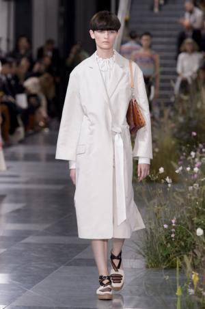 ポール・スミス、ドレスの上で咲き誇る花々とミューテッドな色遣い【17SSウィメンズ】