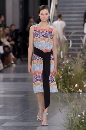 ポール・スミス、ドレスの上で咲き誇る花々とミューテッドな色遣い【17SSウィメンズ】