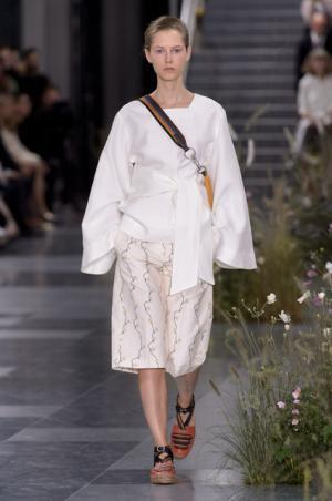 ポール・スミス、ドレスの上で咲き誇る花々とミューテッドな色遣い【17SSウィメンズ】