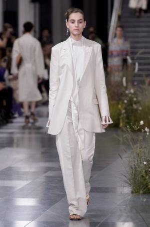 ポール・スミス、ドレスの上で咲き誇る花々とミューテッドな色遣い【17SSウィメンズ】