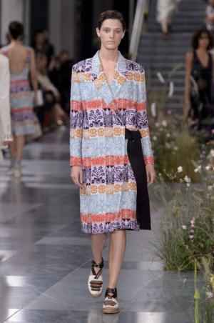 ポール・スミス、ドレスの上で咲き誇る花々とミューテッドな色遣い【17SSウィメンズ】