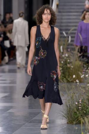 ポール・スミス、ドレスの上で咲き誇る花々とミューテッドな色遣い【17SSウィメンズ】