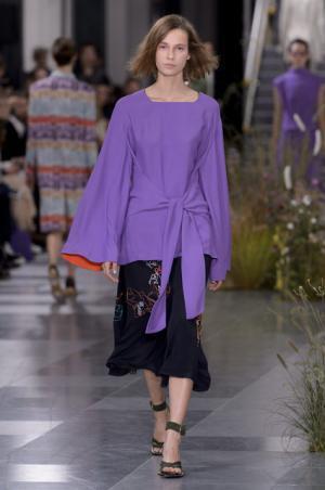 ポール・スミス、ドレスの上で咲き誇る花々とミューテッドな色遣い【17SSウィメンズ】