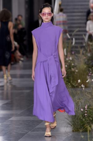 ポール・スミス、ドレスの上で咲き誇る花々とミューテッドな色遣い【17SSウィメンズ】