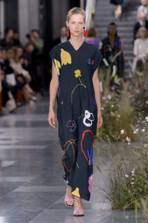 ポール・スミス、ドレスの上で咲き誇る花々とミューテッドな色遣い【17SSウィメンズ】