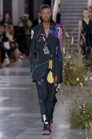 ポール・スミス、ドレスの上で咲き誇る花々とミューテッドな色遣い【17SSウィメンズ】