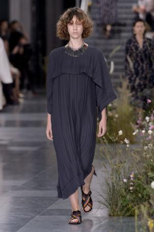 ポール・スミス、ドレスの上で咲き誇る花々とミューテッドな色遣い【17SSウィメンズ】