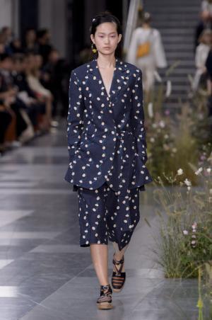 ポール・スミス、ドレスの上で咲き誇る花々とミューテッドな色遣い【17SSウィメンズ】