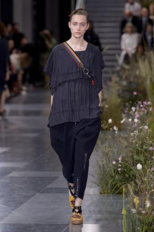 ポール・スミス、ドレスの上で咲き誇る花々とミューテッドな色遣い【17SSウィメンズ】