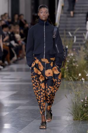 ポール・スミス、ドレスの上で咲き誇る花々とミューテッドな色遣い【17SSウィメンズ】
