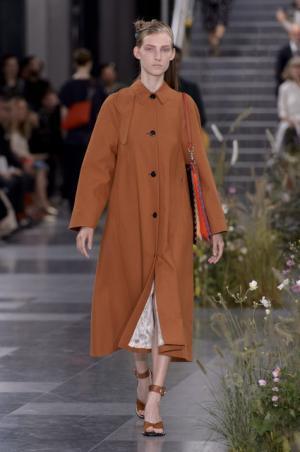 ポール・スミス、ドレスの上で咲き誇る花々とミューテッドな色遣い【17SSウィメンズ】