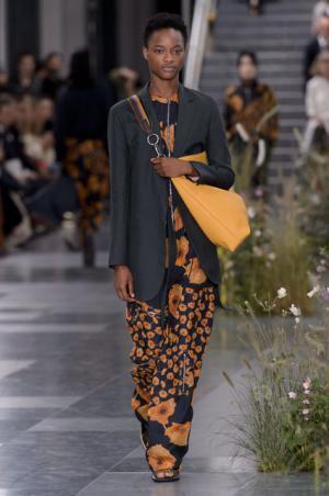 ポール・スミス、ドレスの上で咲き誇る花々とミューテッドな色遣い【17SSウィメンズ】