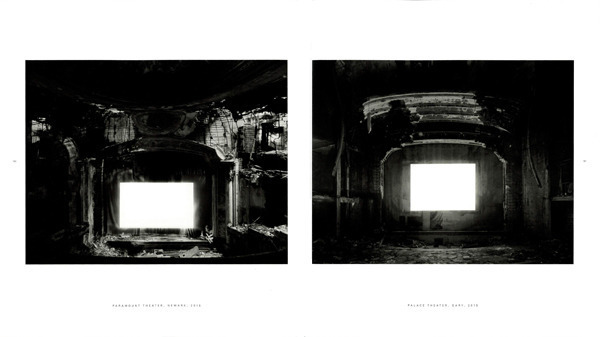 杉本博司が70年代から劇場を撮り続けた『THEATERS』、時を刻み続ける写真【NADiffオススメBOOK】