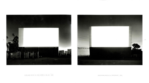 杉本博司が70年代から劇場を撮り続けた『THEATERS』、時を刻み続ける写真【NADiffオススメBOOK】