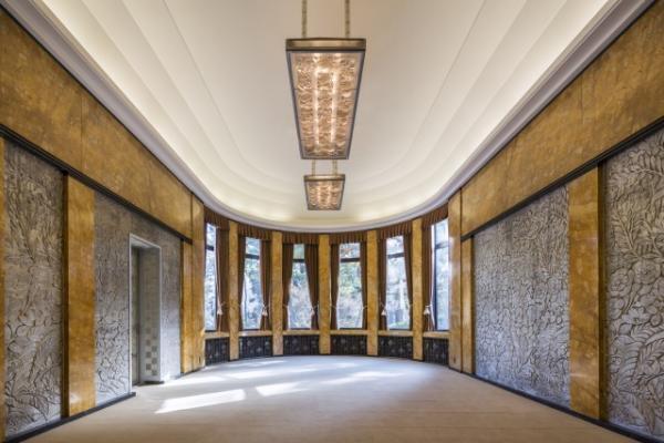 クリスチャン・ボルタンスキーの東京初個展が開催中、旧朝香宮邸でさざめく「亡霊たち」