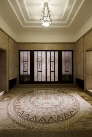 クリスチャン・ボルタンスキーの東京初個展が開催中、旧朝香宮邸でさざめく「亡霊たち」