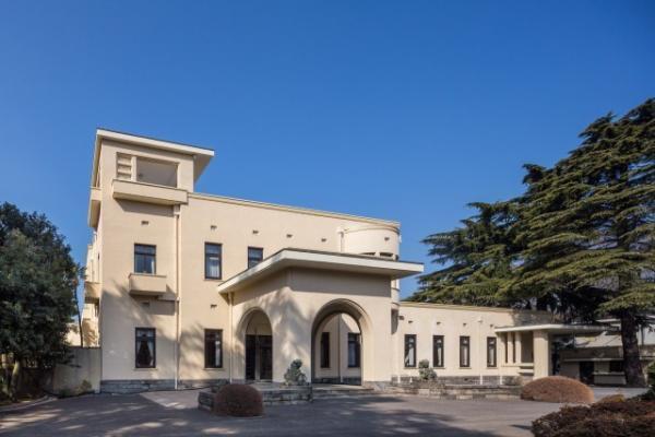 クリスチャン・ボルタンスキーの東京初個展が開催中、旧朝香宮邸でさざめく「亡霊たち」