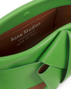 アクネ ストゥディオズ、“着物の帯揚げ”からインスパイアされた新作バッグ「Musubi bag」を発表