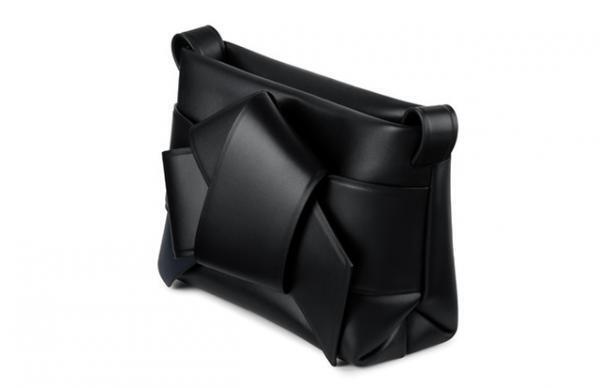 アクネ ストゥディオズ、“着物の帯揚げ”からインスパイアされた新作バッグ「Musubi bag」を発表